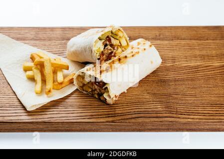 Le Shawarma turc sur un panneau en bois et un fond clair Banque D'Images