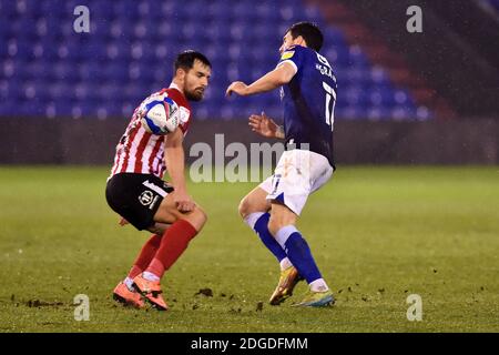 OLDHAM, ANGLETERRE. 8 DÉCEMBRE Bobby Grant d'Oldham Athletic se bat avec Bailey Wright de Sunderland lors du match du Trophée EFL entre Oldham Athletic et Sunderland à Boundary Park, Oldham, le mardi 8 décembre 2020. (Credit: Eddie Garvey | MI News) Credit: MI News & Sport /Alay Live News Banque D'Images