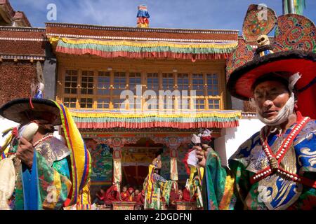 Danseuse du cham masqué qui se déroule au festival Zanskar ou Karsha Gustar, célébrée au monastère de Karsha, près de la vallée de Padum Zanskar, Ladakh, Jammu-et-Cachemire, dans le nord de l'Inde Banque D'Images