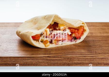Le Shawarma turc sur un panneau en bois et un fond clair Banque D'Images