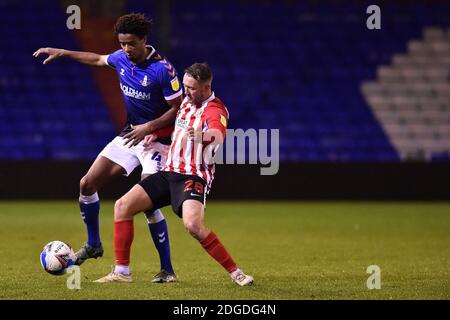 OLDHAM, ANGLETERRE. 8 DÉCEMBRE Oldham Athletic's Sido Jombati défenses avec Callum McFadzean de Sunderland pendant le match de Trophée EFL entre Oldham Athletic et Sunderland à Boundary Park, Oldham, le mardi 8 décembre 2020. (Credit: Eddie Garvey | MI News) Credit: MI News & Sport /Alay Live News Banque D'Images