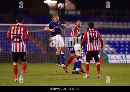 OLDHAM, ANGLETERRE. LE 8 DÉCEMBRE Carl Piergianni d'Oldham Athletic dirige le ballon lors du match de Trophée EFL entre Oldham Athletic et Sunderland à Boundary Park, Oldham, le mardi 8 décembre 2020. (Credit: Eddie Garvey | MI News) Credit: MI News & Sport /Alay Live News Banque D'Images