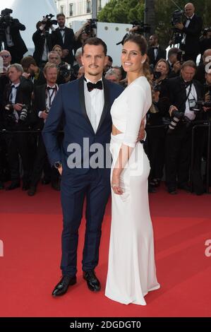 Laury Thilleman arrive sur le tapis rouge de la projection 'douleur et
