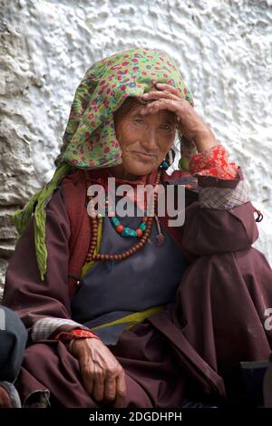 Villageois de la région en tenue ladakhi traditionnelle. Festival Karsha Gustar, monastère de Karsha, près de Padum, vallée de Zanskar, Ladakh, Jammu-et-Cachemire, nord de l'Inde Banque D'Images