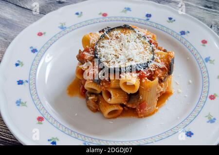 Pâtes alla Norma aux aubergines et à la ricotta de mouton Banque D'Images