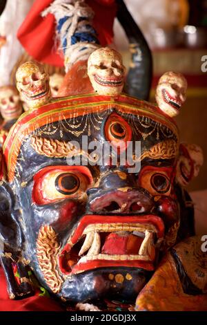 Détail d'un masque bleu de Mahakala avec un protecteur bouddhiste tibétain avec tiara de crâne. Monastère de Karsha, près de la vallée de Padum Zanskar, Ladakh, Jammu et Banque D'Images