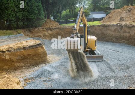 Pelle hydraulique industrielle pour chantier de construction de fondations, détails de godet, gravier de terre Banque D'Images