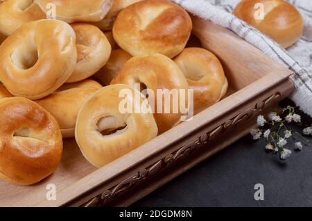 Mini bagels avion dans plateau en bois Banque D'Images