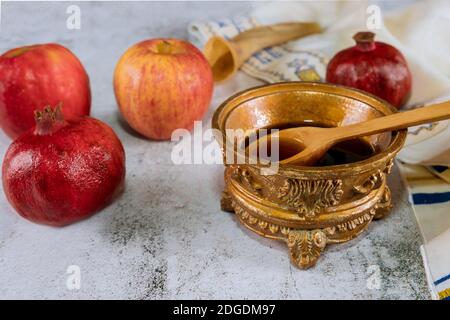 Shofar et talle avec pot de miel en verre et pommes fraîches mûres. Symboles du nouvel an juif. Roch hachana Banque D'Images