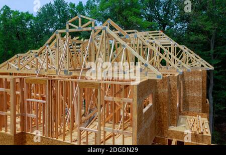 Maison cadre en bois pour une maison en progrès un nouveau développement bois Banque D'Images