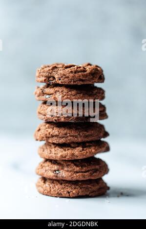 Gros plan de la pile de biscuits salés au chocolat noir sur le comptoir en marbre. Banque D'Images