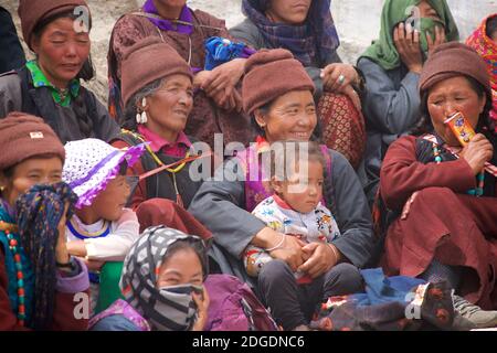 Les villageois locaux de Ladakhi attendent le début des travaux du festival. Monastère de Karsha, près de la vallée de Padum Zanskar, Ladakh, Jammu-et-Cachemire, nord de l'Inde. Festival Zanskar / Karsha Gustar. Banque D'Images