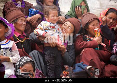 Les villageois locaux de Ladakhi attendent le début des travaux du festival. Monastère de Karsha, près de la vallée de Padum Zanskar, Ladakh, Jammu-et-Cachemire, nord de l'Inde. Festival Zanskar / Karsha Gustar. Banque D'Images