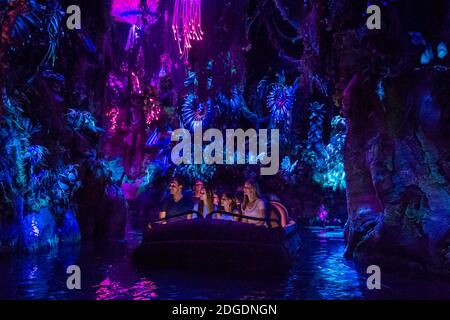 Distribuez la photo - Pandora - le monde de L'AVATAR ouvre le 27 mai 2017, apportant de nouvelles expériences passionnantes au Royaume des animaux de Disney. Les nouvelles attractions incluent le parcours familial sur la rivière Na’vi. L'aventure commence alors que les clients naviguent en roseaux sur une rivière mystérieuse et sacrée cachée dans la forêt tropicale bioluminescente. La beauté totale de Pandora se révèle tandis que les bateaux passent par des plantes exotiques et des créatures étonnantes. Le voyage culmine par une rencontre avec un chaman Na’vi, qui a un lien profond avec la force vitale de Pandore et envoie une énergie positive dans la forêt par lui Banque D'Images