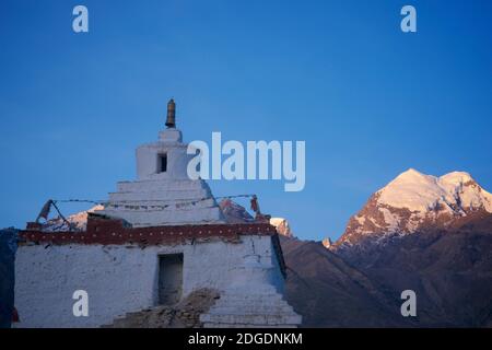 Monastère de Pibiting près de Padum en début de matinée, juillet. Niché sur une colline à côté de la rivière Tsarap dans la vallée de Zanskar, Ladakh, Jammu et Ka Banque D'Images