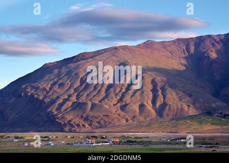 Vue sur la rivière Tsarap depuis le monastère de Pibiting près de Padum en début de matinée, juillet. Vallée du Zanskar, Ladakh, Jammu-et-Cachemire, nord de l'Inde Banque D'Images