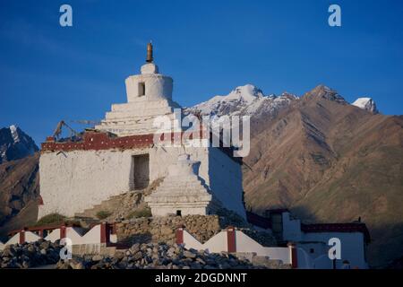 Monastère de Pibiting près de Padum en début de matinée, juillet. Niché sur une colline à côté de la rivière Tsarap dans la vallée de Zanskar, Ladakh, Jammu et Ka Banque D'Images