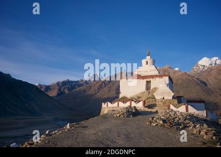 Monastère de Pibiting près de Padum en début de matinée, juillet. Niché sur une colline à côté de la rivière Tsarap dans la vallée de Zanskar, Ladakh, Jammu et Ka Banque D'Images