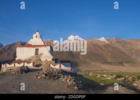 Monastère de Pibiting près de Padum en début de matinée, juillet. Niché sur une colline à côté de la rivière Tsarap dans la vallée de Zanskar, Ladakh, Jammu et Ka Banque D'Images