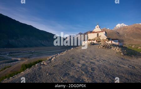 Monastère de Pibiting près de Padum en début de matinée, juillet. Niché sur une colline à côté de la rivière Tsarap dans la vallée de Zanskar, Ladakh, Jammu et Ka Banque D'Images