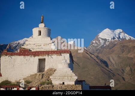 Monastère de Pibiting près de Padum en début de matinée, juillet. Niché sur une colline à côté de la rivière Tsarap dans la vallée de Zanskar, Ladakh, Jammu et Ka Banque D'Images