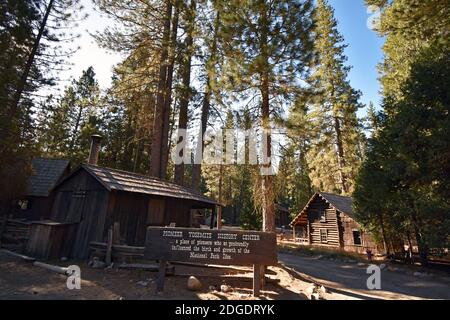 Le Pioneer Yosemite History Center, une collection de bâtiments historiques et de chalets en bois du parc national de Yosemite, situé à Wawona, Californie. Banque D'Images