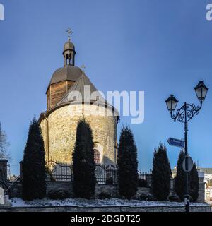 Kamianets-Podilskyi, Ukraine 01.07.2020. Église de la Trinité dans le centre historique de Kamianets-Podilskyi, le matin ensoleillé de noël en hiver Banque D'Images