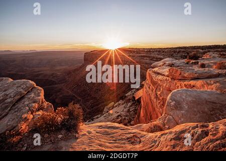 Coucher de soleil depuis Mesa TOP Muley point, désert du sud de l'Utah Banque D'Images