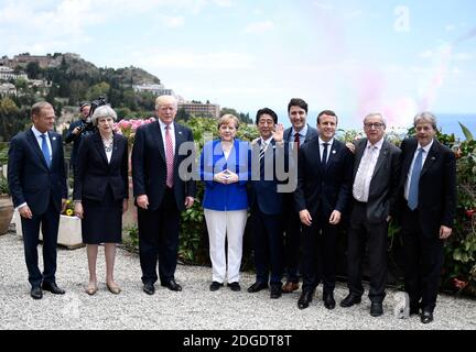 (G-D) le président du Conseil européen Donald Tusk, la première ministre britannique Theresa May, le président américain Donald Trump, la chancelière allemande Angela Merkel, le premier ministre japonais Shinzo Abe, le premier ministre canadien Justin Trudeau, le président français Emmanuel Macron, Le président de la Commission européenne Jean-Claude Juncker et le Premier ministre italien Paolo Gentiloni posent après avoir regardé un escadron de pilotage italien au Sommet des chefs d'État et de gouvernement du G7, le groupe des économies les plus industrialisées, plus l'Union européenne, le 26 mai, 2017 à Taormina, en Sicile Banque D'Images