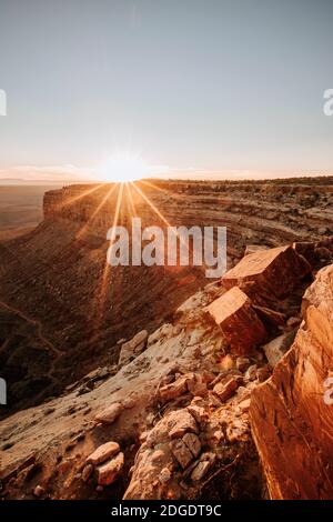 Coucher de soleil depuis une Mesa dans le désert du sud de l'Utah Près de Mexican Hat Banque D'Images