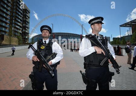 Des policiers armés patrouillent à l'extérieur du stade Wembley avant la finale de la coupe FA entre Arsenal et Chelsea, car les Britanniques ont été encouragés à profiter de leur week-end des fêtes de banque comme prévu après que la police ait examiné la sécurité de plus de 1,300 événements à la suite de l'attaque terroriste de Manchester le 27 mai 2017. Des officiers armés supplémentaires gardera des spectacles sportifs et musicaux dans tout le pays après la préparation de l'armée pour protéger les endroits clés. Le crédit photo devrait se lire comme suit : John Stillwell/PA Wire//Abacapress Banque D'Images