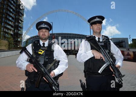 Des policiers armés patrouillent à l'extérieur du stade Wembley avant la finale de la coupe FA entre Arsenal et Chelsea, car les Britanniques ont été encouragés à profiter de leur week-end des fêtes de banque comme prévu après que la police ait examiné la sécurité de plus de 1,300 événements à la suite de l'attaque terroriste de Manchester le 27 mai 2017. Des officiers armés supplémentaires gardera des spectacles sportifs et musicaux dans tout le pays après la préparation de l'armée pour protéger les endroits clés. Le crédit photo devrait se lire comme suit : John Stillwell/PA Wire//Abacapress Banque D'Images