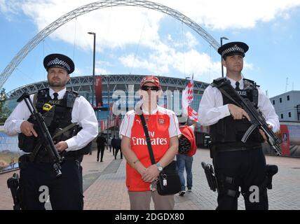 Des policiers armés patrouillent à l'extérieur du stade Wembley avant la finale de la coupe FA entre Arsenal et Chelsea, car les Britanniques ont été encouragés à profiter de leur week-end des fêtes de banque comme prévu après que la police ait examiné la sécurité de plus de 1,300 événements à la suite de l'attaque terroriste de Manchester le 27 mai 2017. Des officiers armés supplémentaires gardera des spectacles sportifs et musicaux dans tout le pays après la préparation de l'armée pour protéger les endroits clés. Le crédit photo devrait se lire comme suit : John Stillwell/PA Wire//Abacapress Banque D'Images