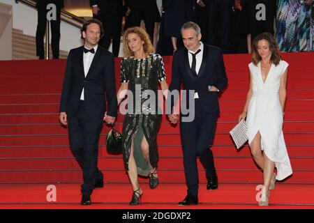 Delphine de Vigan et François Busnel quittent la projection « Based on A True Story » (d'Apres une Histoire) lors du 70e Festival annuel de Cannes au Palais des Festivals, le 27 mai 2017 à Cannes, France. Photo de David Boyer/ABACAPRESS.COM Banque D'Images