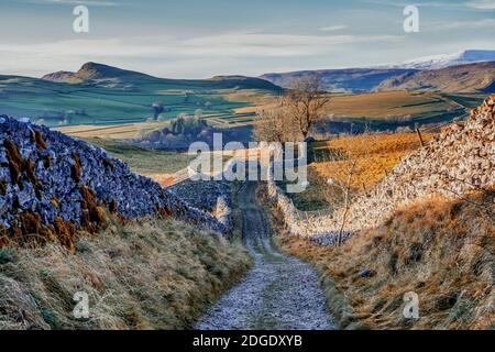 Voie de cicatrice de chèvre au-dessus de Stainforth à Ribblesdale, North Yorkshire avec cicatrice de Smearset en arrière-plan Banque D'Images