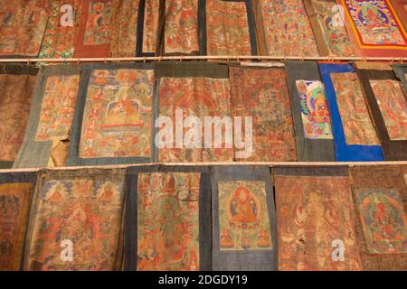 De nombreux mandalas peints et autres images bouddhistes ornent la salle de prière du monastère de Stongdey, Zanskar, Ladakh, dans le nord de l'Inde, environ 18Êkm au nord de Padum. Le gompa a été fondé en 1052CE. Banque D'Images