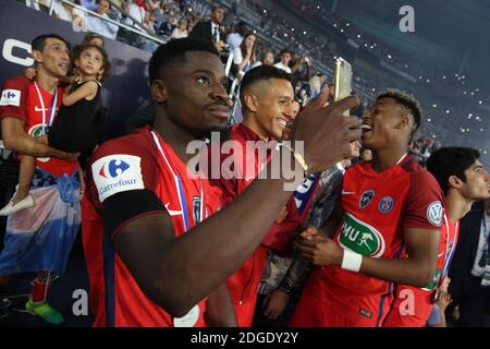 Marquinhos, Serge Aurier et Christopher Nkunku Paris Saint Germain célèbrent la victoire du match de finale de la coupe nationale entre Angers SCO et Paris Saint Germain PSG au Stade de France le 27 mai 2017 à Saint-Denis, au nord de Paris, en France. Photo par ABACAPRESS.COM Banque D'Images