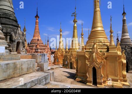 Quelques-unes des 1054 pagodes de la forêt de pagodes d'Indein Au lac Inle Banque D'Images