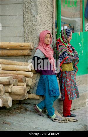 Les filles de Kashmiri dans le style local s'attira avec shalwar kameez et la tête de lit. Ladakh, Jammu-et-Cachemire, Inde Banque D'Images