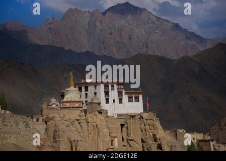 Monastère de Lamayuru perché sur une colline surplombant la ville de Lamayouro, le district de Leh, Ladakh, Jammu-et-Cachemire, nord de l'Inde. Soleil en fin d'après-midi. L'Himalaya culmine au-delà. Banque D'Images