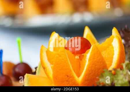 orange coupée avec tomatoe rouge sur le dessus Banque D'Images