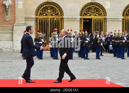 Le président français Emmanuel Macron va de pair avec le président russe Vladimir Poutine au château de Versailles, à Versailles, en France, le 29 mai 2017. Photo de Christian Liewig/ABACAPRESS.COM Banque D'Images