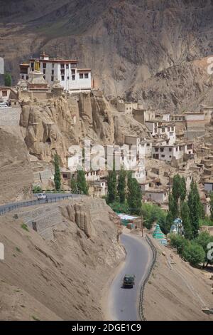 Monastère de Lamayuru perché sur une colline surplombant la ville de Lamayouro, le district de Leh, Ladakh, Jammu-et-Cachemire, nord de l'Inde Banque D'Images