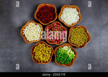 Salades de légumes frais et cuits, oignons, pommes de terre, pois doux, betteraves. Banque D'Images