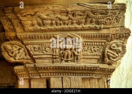 Sculptures bouddhistes en bois historiques ornées sur les anciennes entrées d'Alchi Gompa, un monastère bouddhiste, plus connu comme un complexe monastique de temples dans le village d'Alchi, le district de Leh, Ladakh, Jammu & Cachemire, dans le nord de l'Inde. Banque D'Images