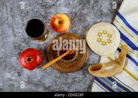 Shofar et talle avec pot de miel en verre et pommes fraîches mûres. Symboles du nouvel an juif. Roch hachana Banque D'Images