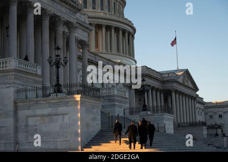 Washington, États-Unis d'Amérique. 08 décembre 2020. Les membres du Freedom Caucus marchent sur les marches du Capitole des États-Unis à la suite d'une conférence de presse sur la Loi sur l'autorisation de la défense nationale et leur stratégie législative pour le 117e Congrès à venir, devant le Capitole des États-Unis à Washington, DC, le mardi 8 décembre 2020. Credit: Rod Lamkey/CNP | usage dans le monde crédit: dpa/Alay Live News Banque D'Images