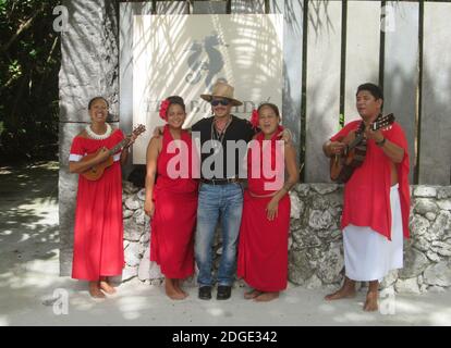 Photo du document. Johnny Depp pose avec les polynésiens tout en passant quelques vacances sur l'île de Marlon Brando, à Tetiaroa, Polynésie française, le 28 mai 2017. Photo par le Brando/ABACAPRESS.COM Banque D'Images