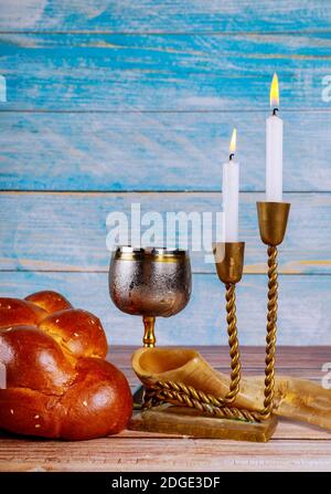 Bougies de table Shabbat Eve et tasse de vin avec pain de challah couvert, Banque D'Images