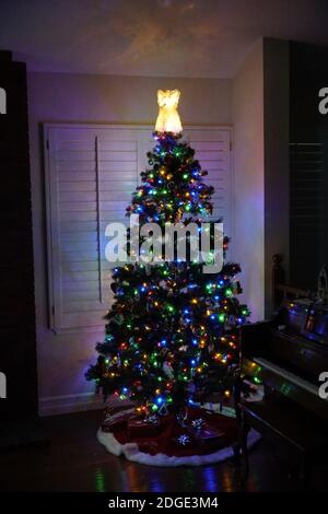 Arbre de Noël avec quelques cadeaux Banque D'Images